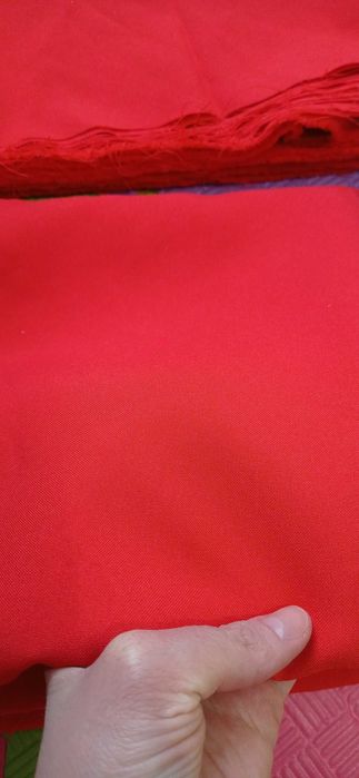 Відріз лоскут тканини габардин червоного кольору