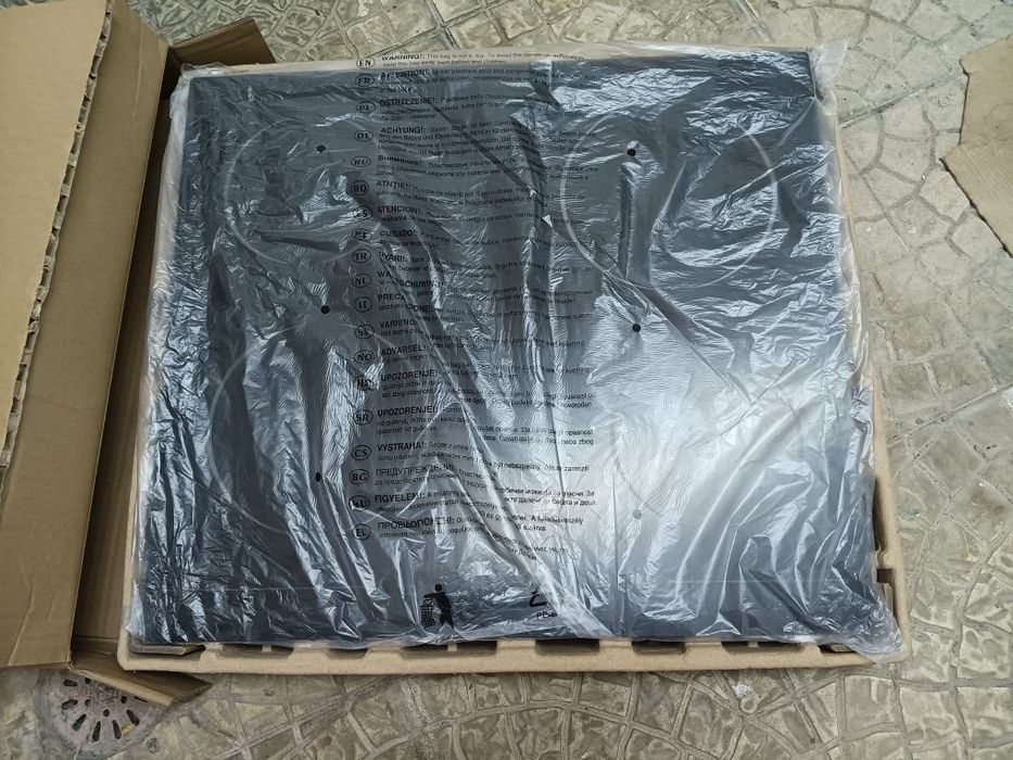 Placa vitrocerâmica Junex 3 de 4 zonas a funcionar (arranjo ou peças)