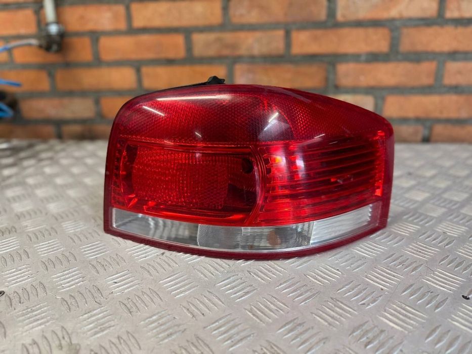 LAMPA PRAWA TYLNA AUDI A3 8P 3D