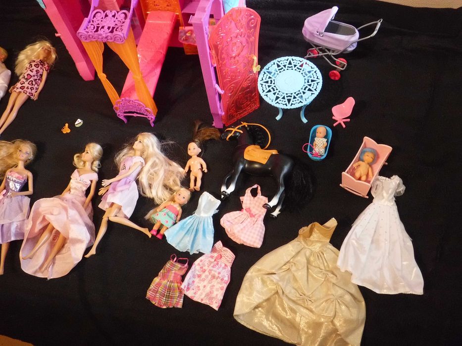 Lalki  barbie  i Ken  z pałacem  <  P