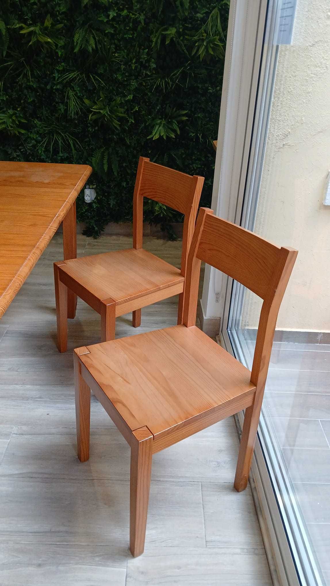 Mesa de madeira com 4 cadeiras