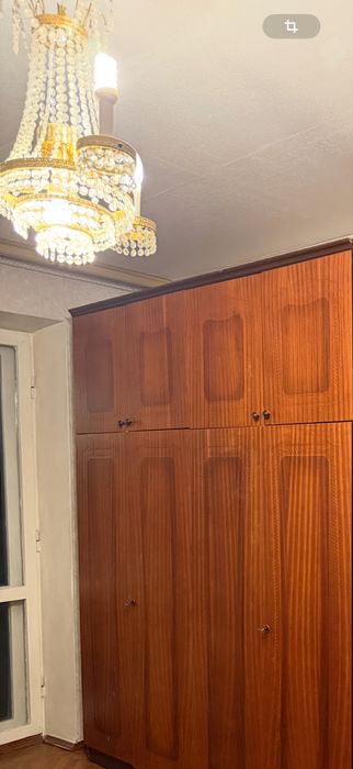 Якісні меблі для вітальні . Є сервант і місце для телевізора