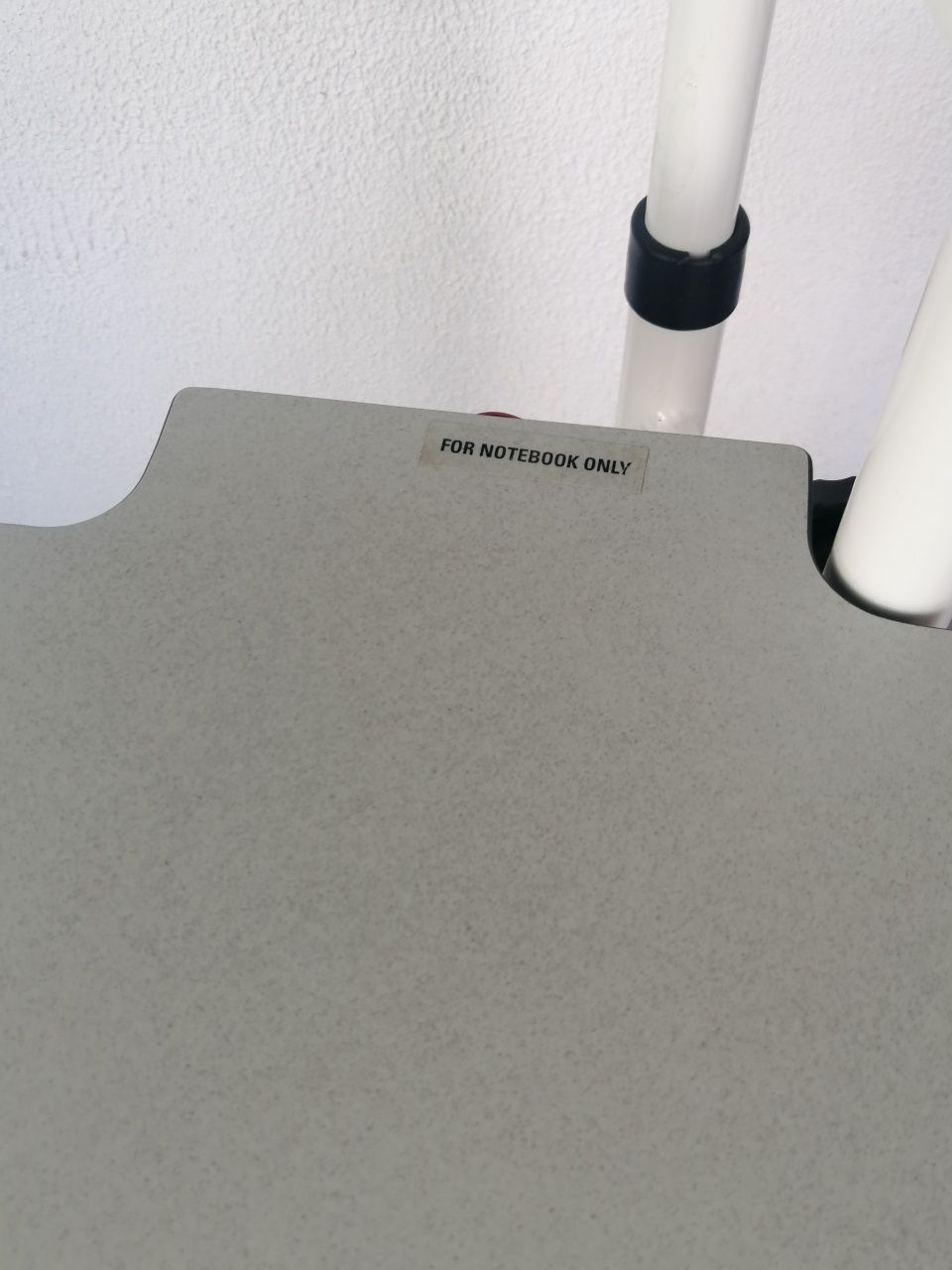 Mesa para PC e projetor ajustável