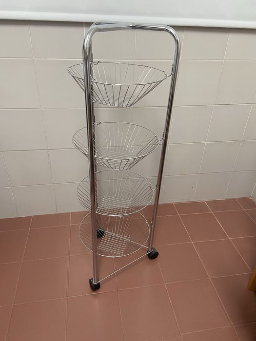 Varios cestos para colocar batatas cebolas alhos e fruta