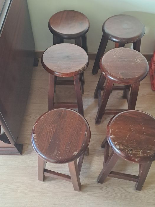 Mesa de sala e 6 bancos