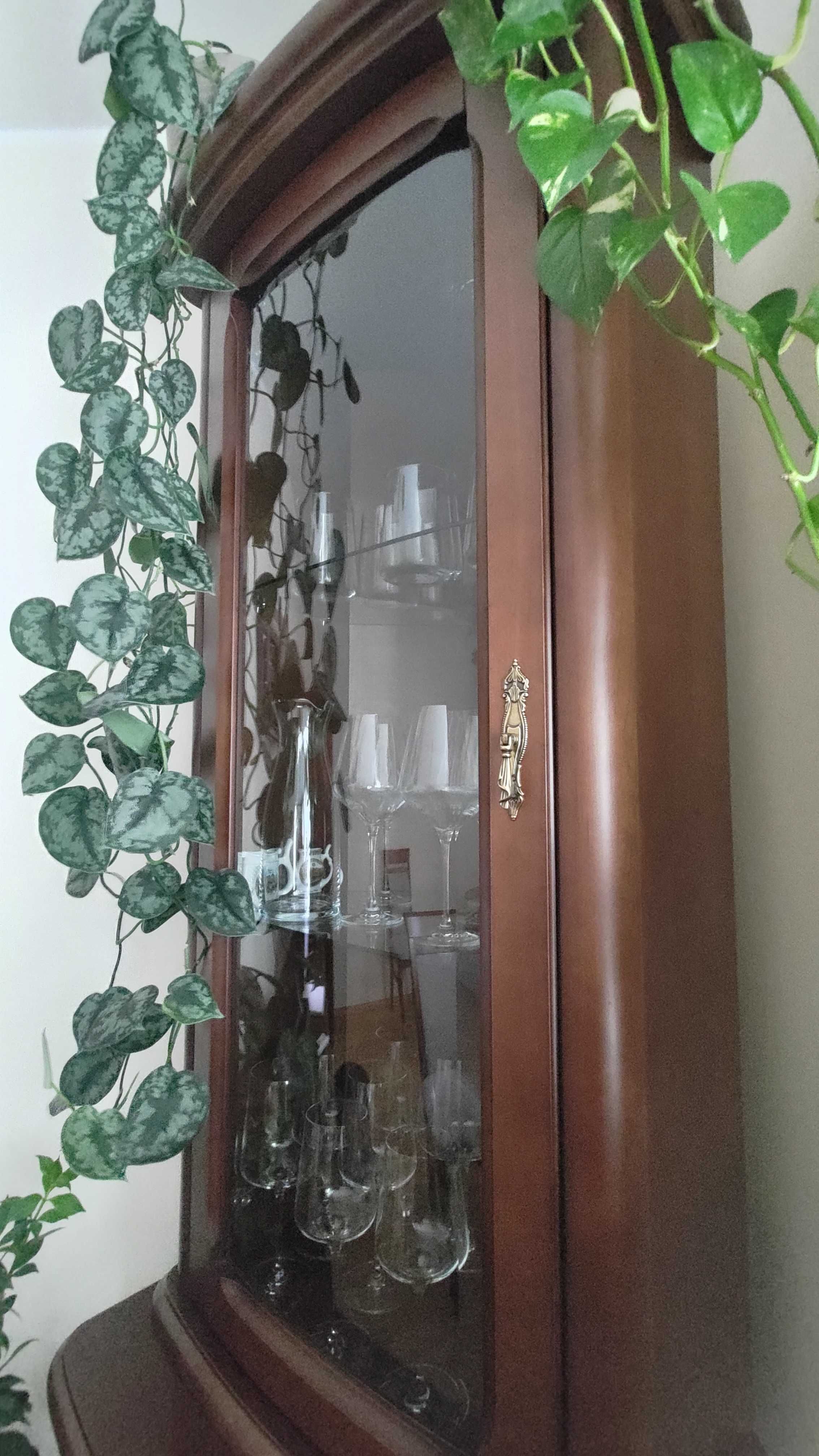 Elegancki kredens (wystawka), podświetlony