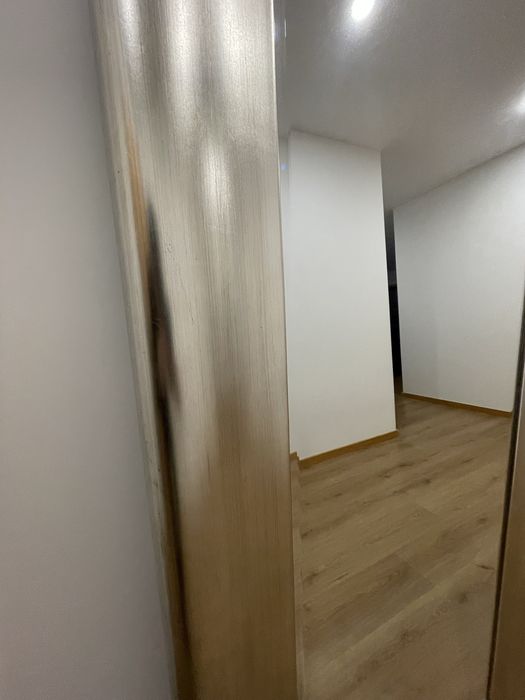 Espelho com moldura prateada