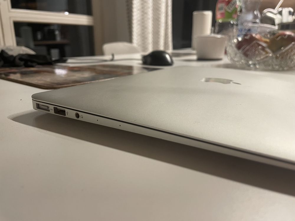 MacBook Air szary