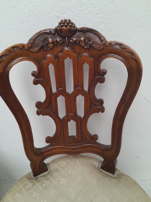 Cadeirões, canapé e cadeiras antigas.