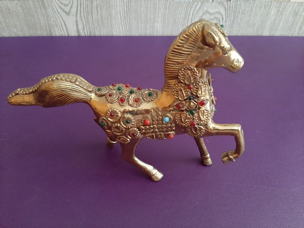 Cavalo em Bronze trabalhado com pedras incrustadas.