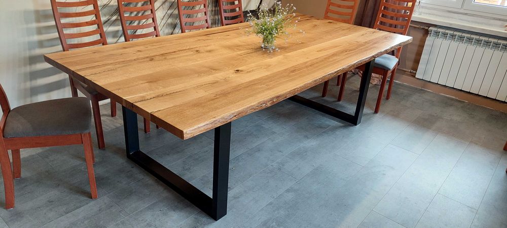 Stół dębowy loft z żywą krawędzią – naturalne drewno i stal live edge