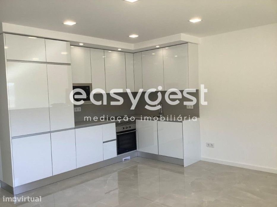 Excelente apartamento T1 em Sesimbra com parqueamento e vista mar