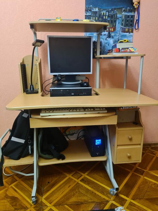 Комп'ютерний стіл на колесах