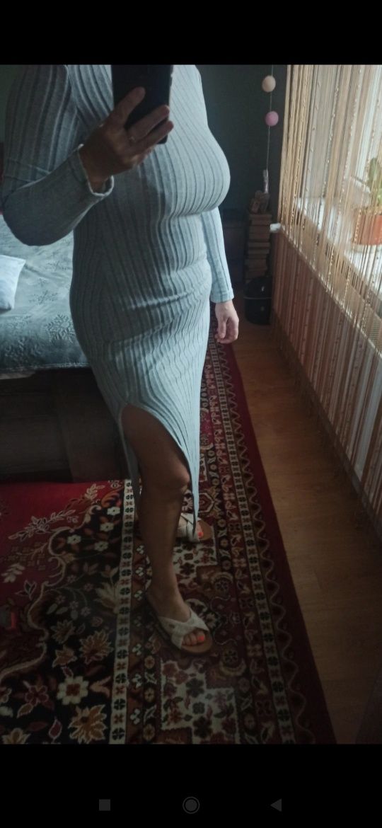 Dopasowana sukienka z rozporkiem l/xl