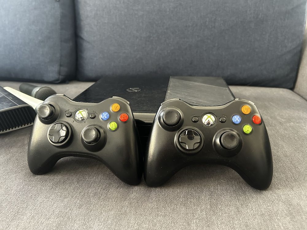 Xbox 360E 500GB + 2 pady + 15 gier + 2 mikrofony + kinect