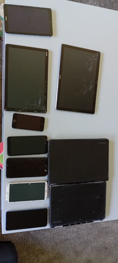 8 telemóveis e tablets e 2 capas de tablets e 6 capas de telemóvel