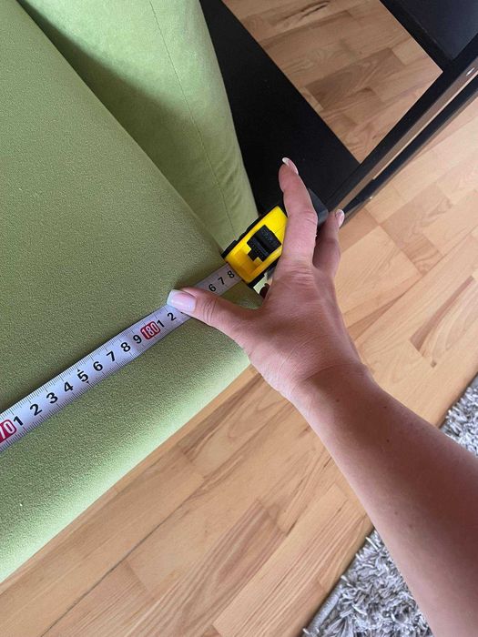 Zielona Kanapa rozkladana z poduszkami ozdobnymi