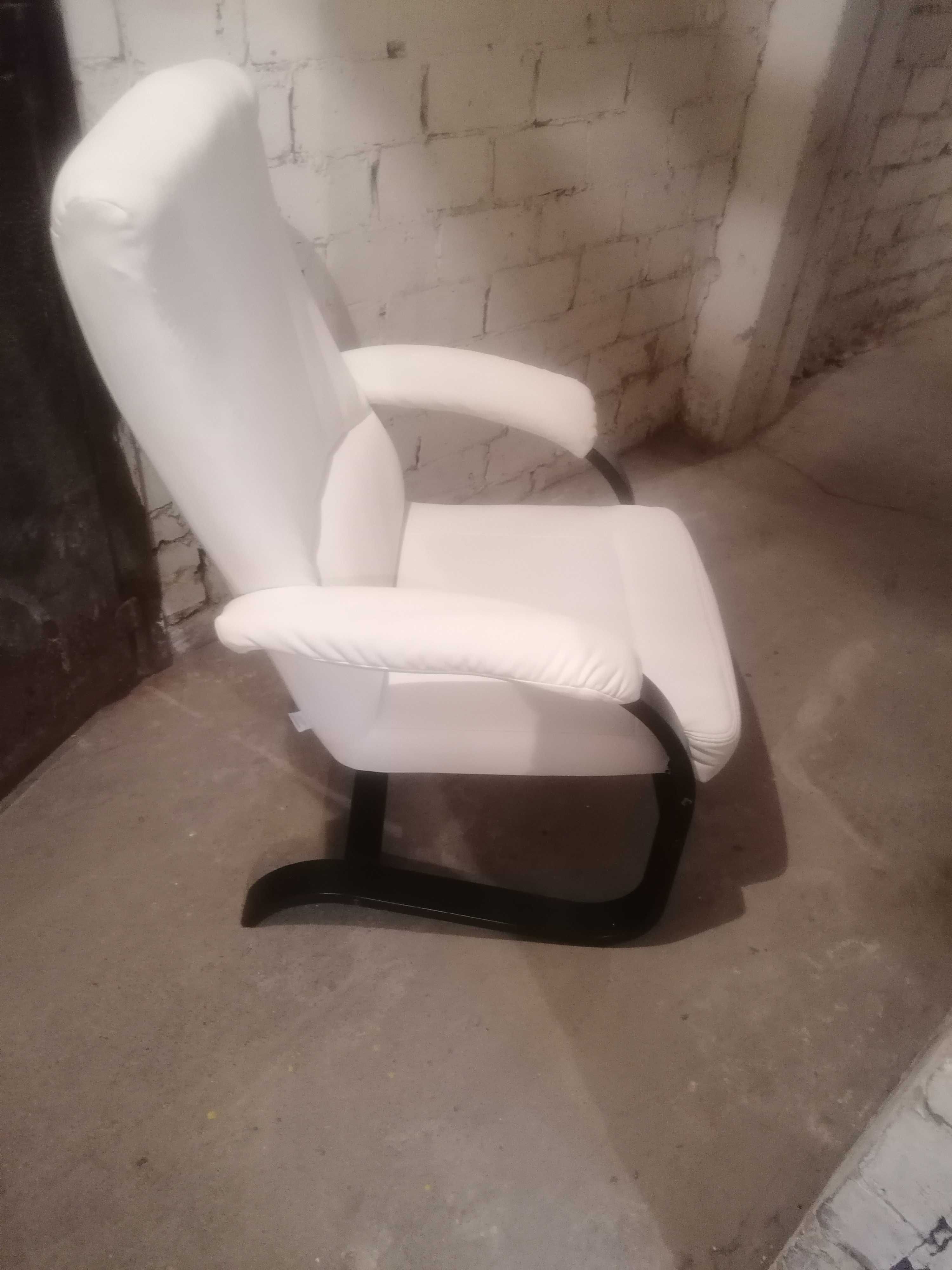 2 białe fotele finki