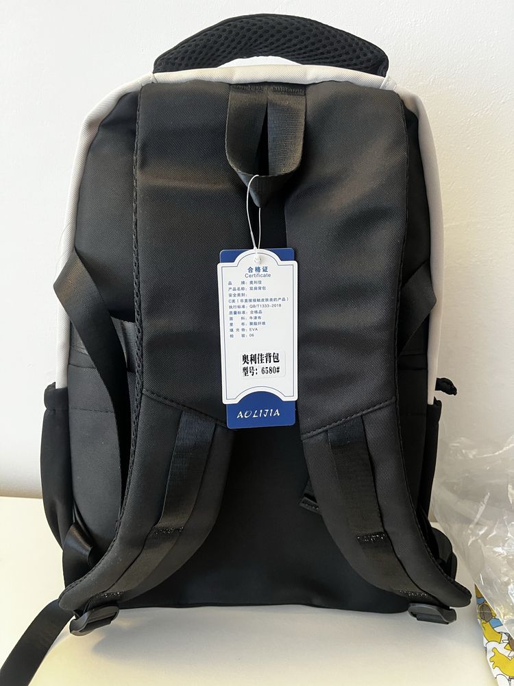 Mochila preta e branca nova