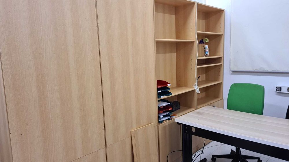 Estante com prateleiras e portas