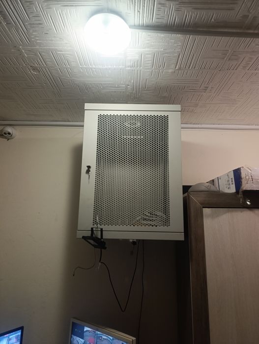 Продам відеореєстратор, шкаф серверний в гароному  стані