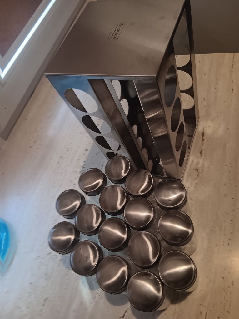 Stojak na 16 przypraw