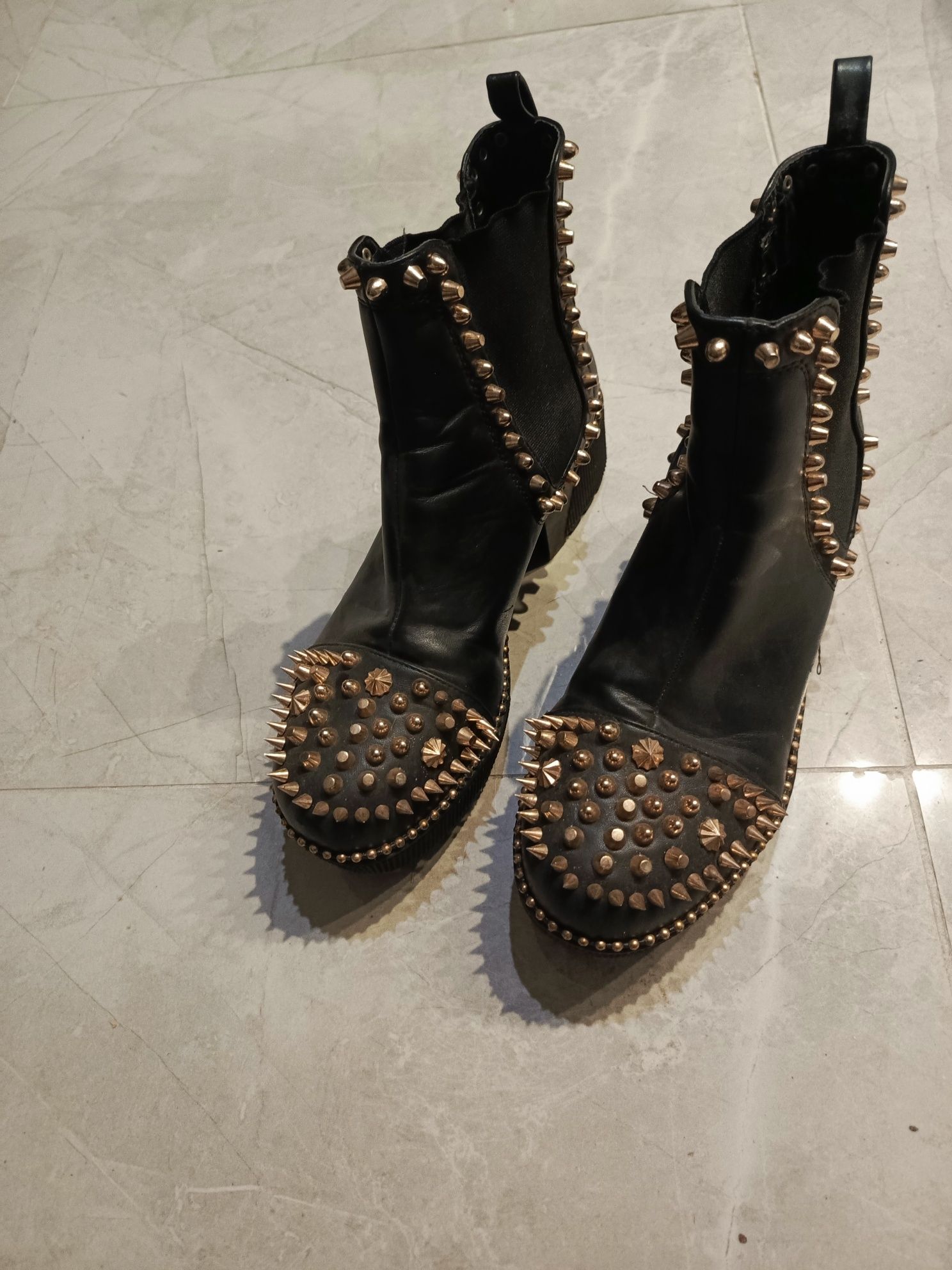 Buty emo goth alternative metal czarne z ćwiekami złotymi obcas traper