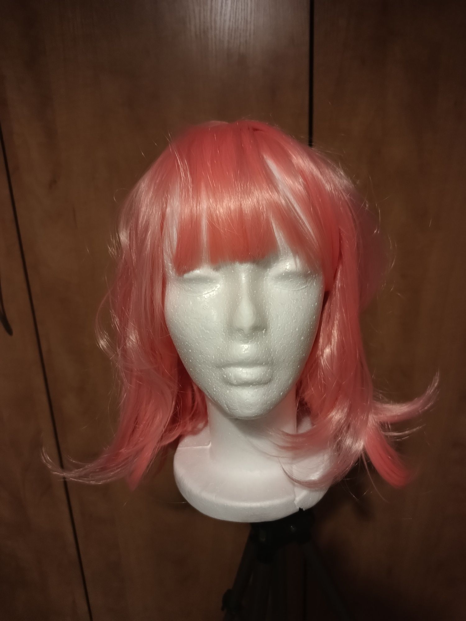 Krótka różowa peruka z grzywką wig cosplay