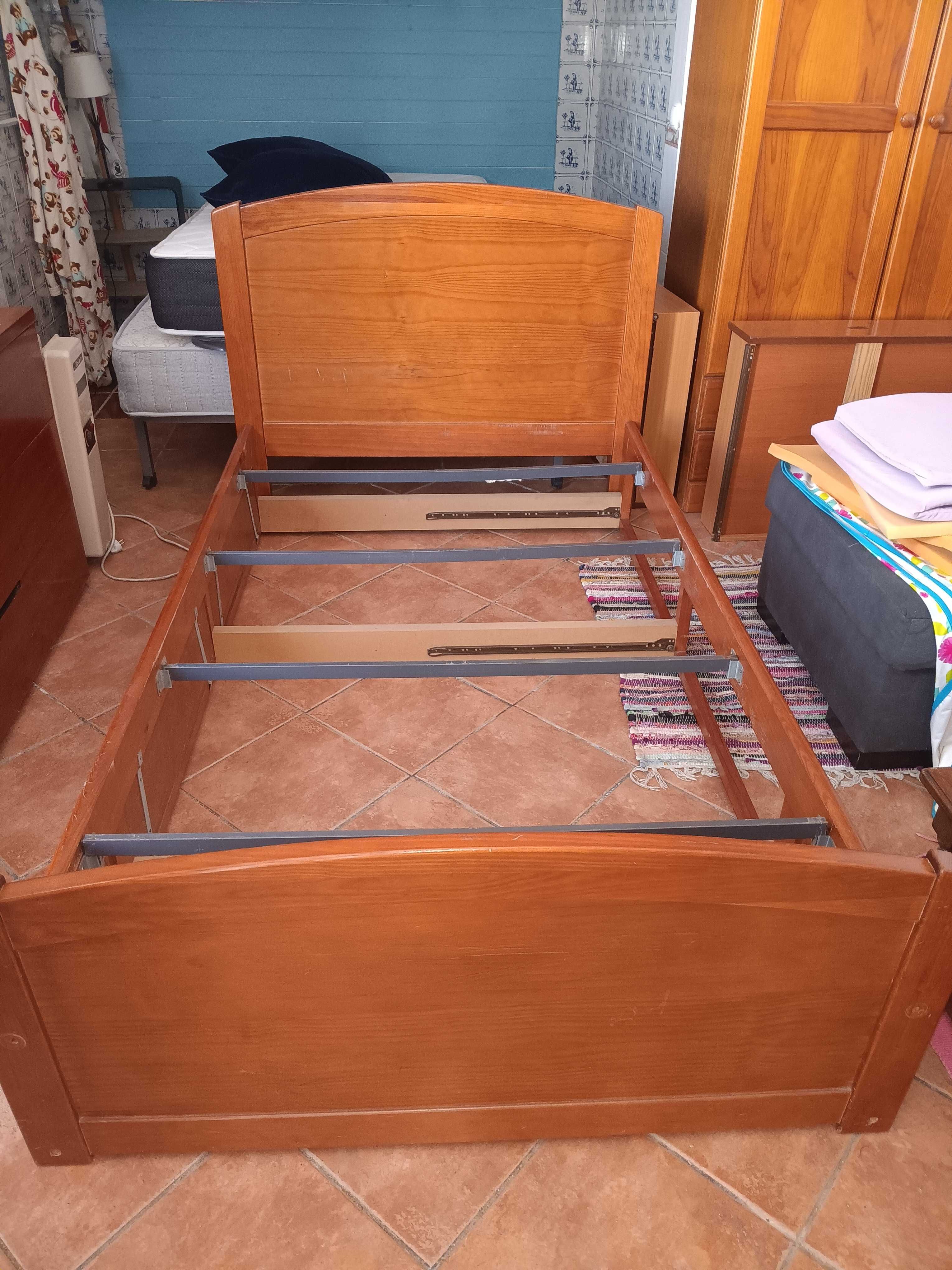 Cama de solteiro em pinho