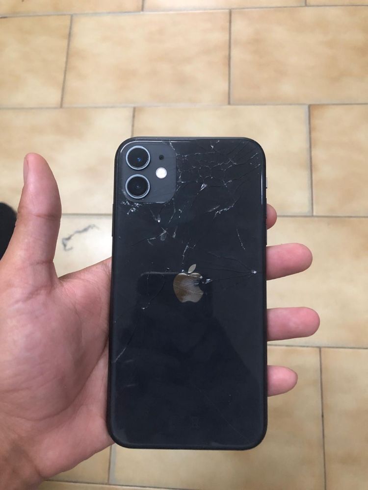 Iphone 11 com o vidro de traz partido