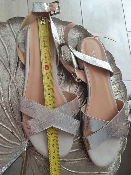 Sandałki srebrne Reserved