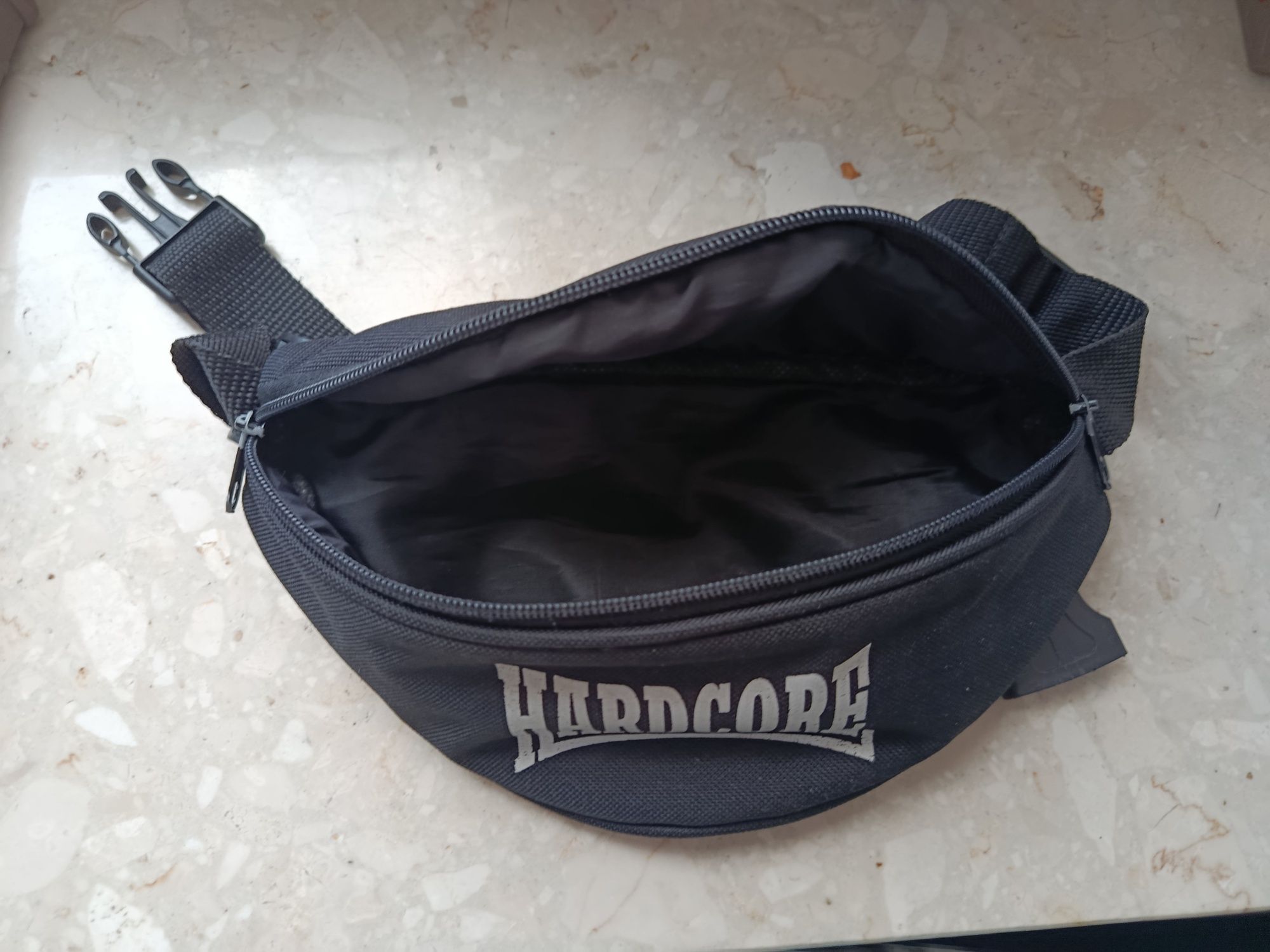 Nerka z pasem z napisem Hardcore