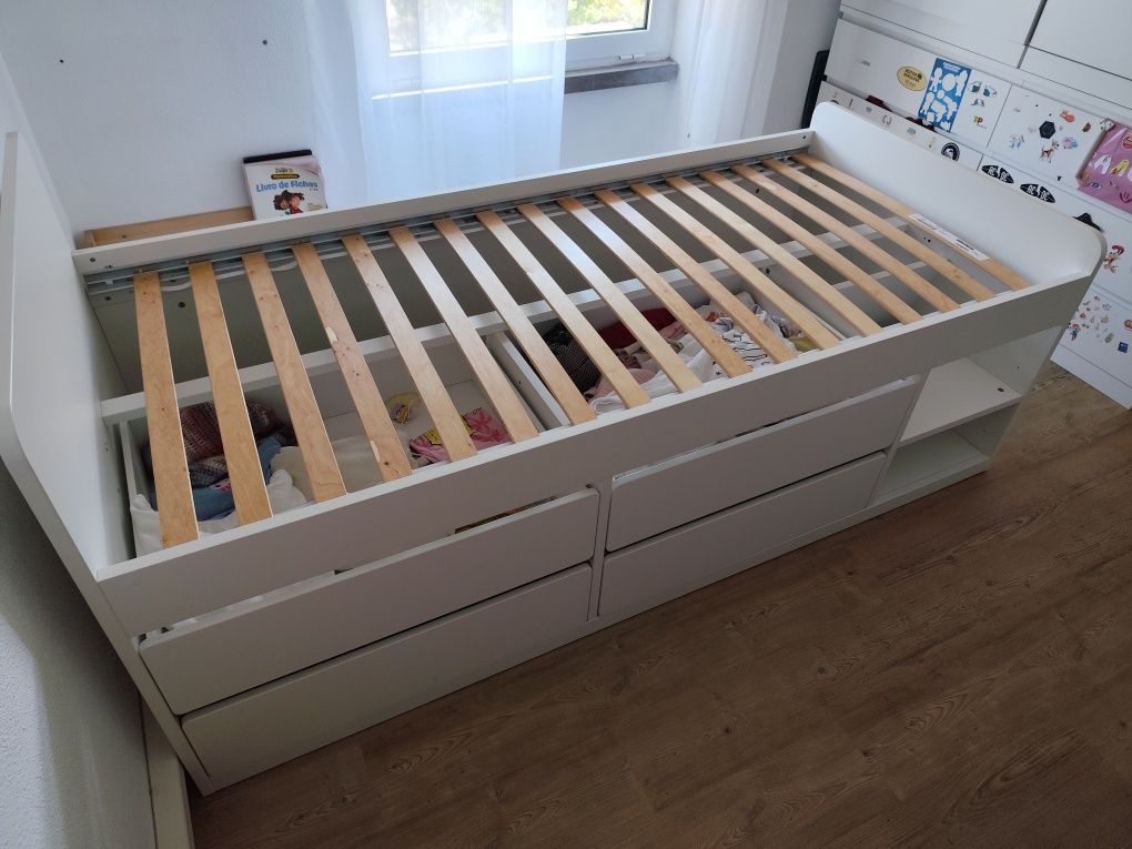 Cama Slakt com arrumação.