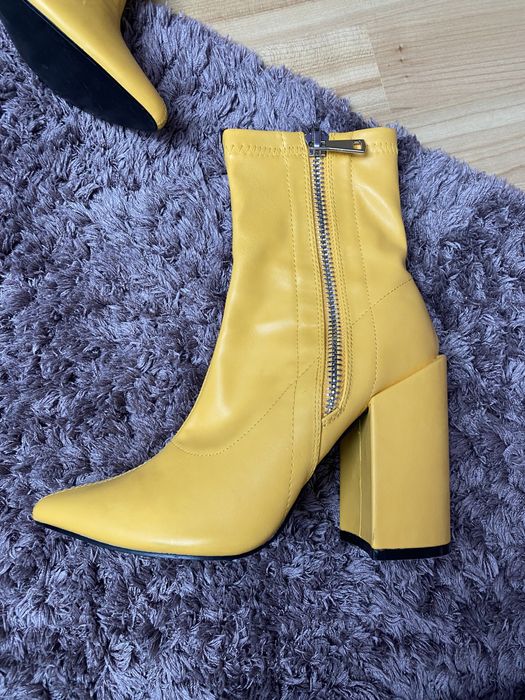 Жовті черевики на каблуку