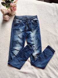 Niebieskie przecierane jeansy