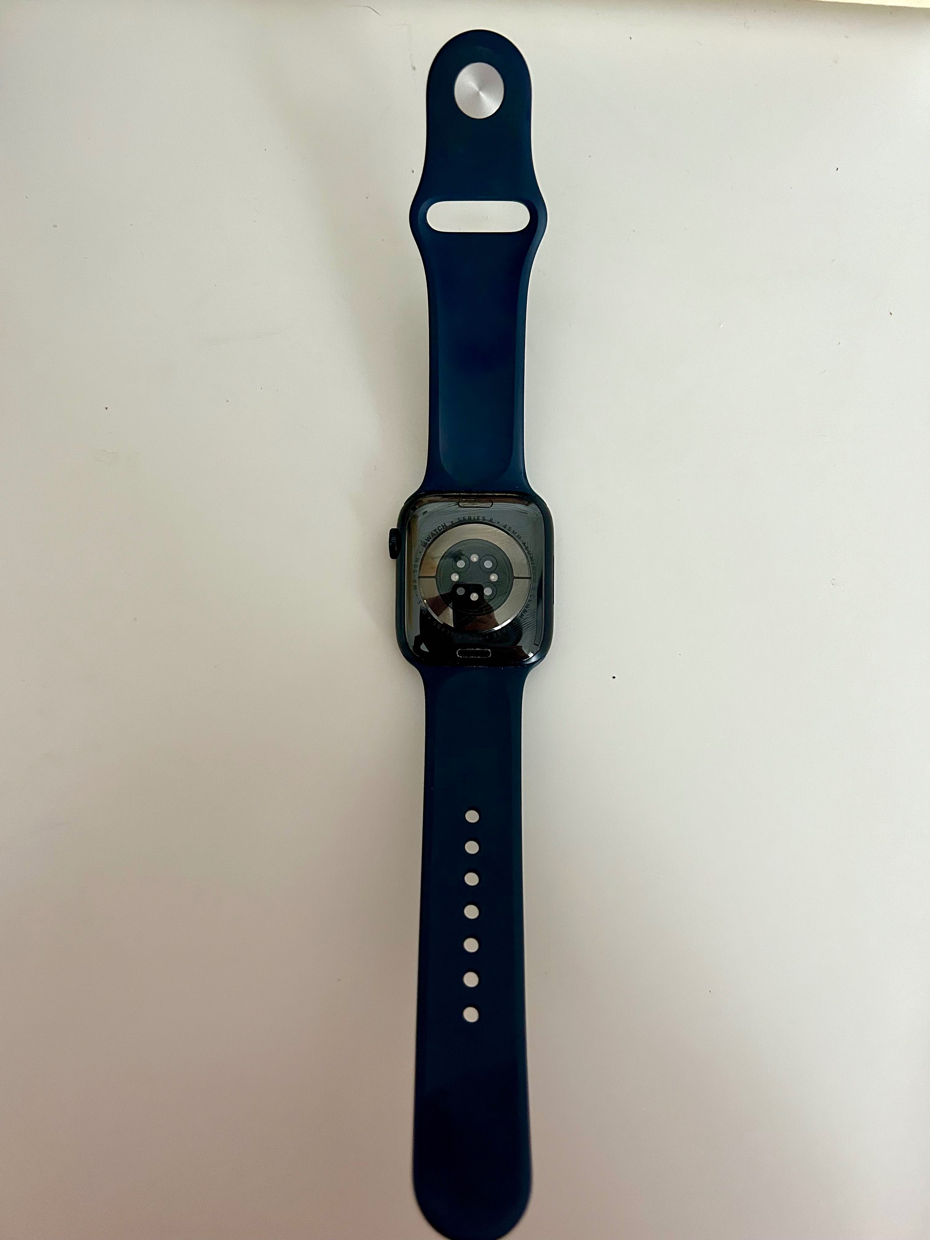 Apple Watch Series 8 45mm + three bracelets