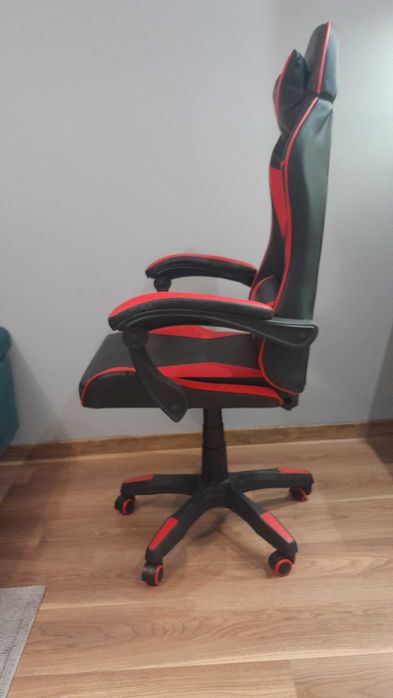 Fotel gamingowy czerwono-czarny.