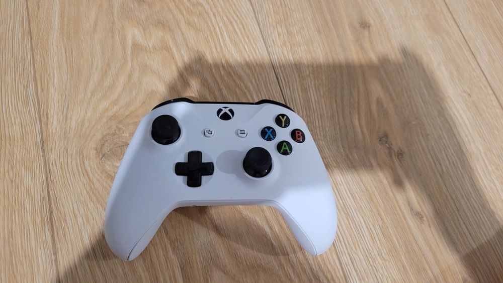 Konsola Xbox S series Digital Edition + 2 pady kontrolery