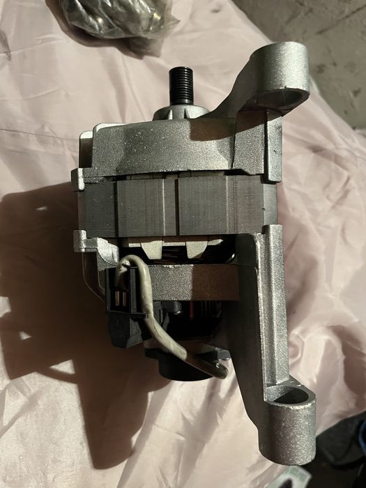 Мотор стиральной машинки  Indesit.