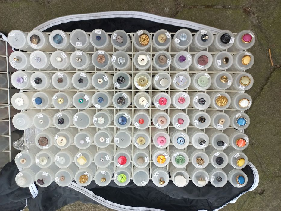 Dwa ekspozytory na guziki