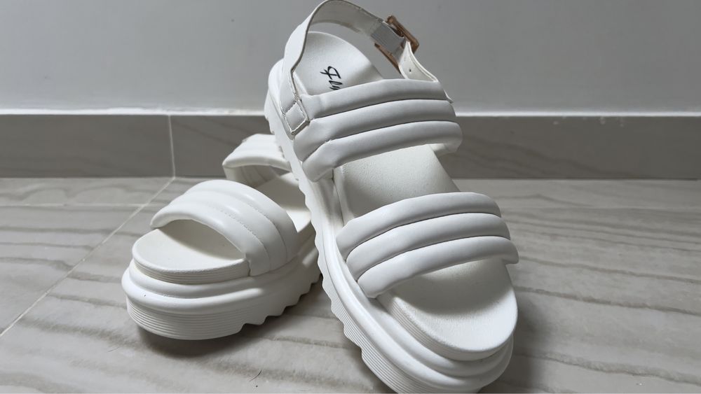 Босоніжки білі, 38 розмір