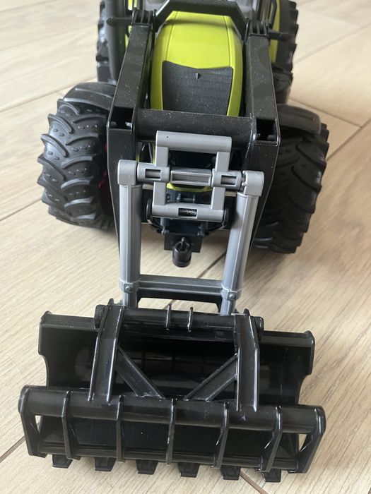 Bruder брудер трактор з навантажувачем Axion 950