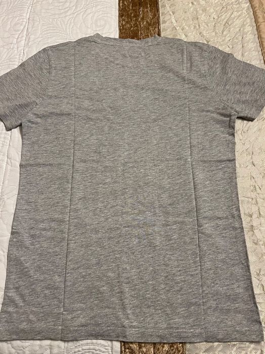 T-shirt de homem, cinzenta com bolso no peito