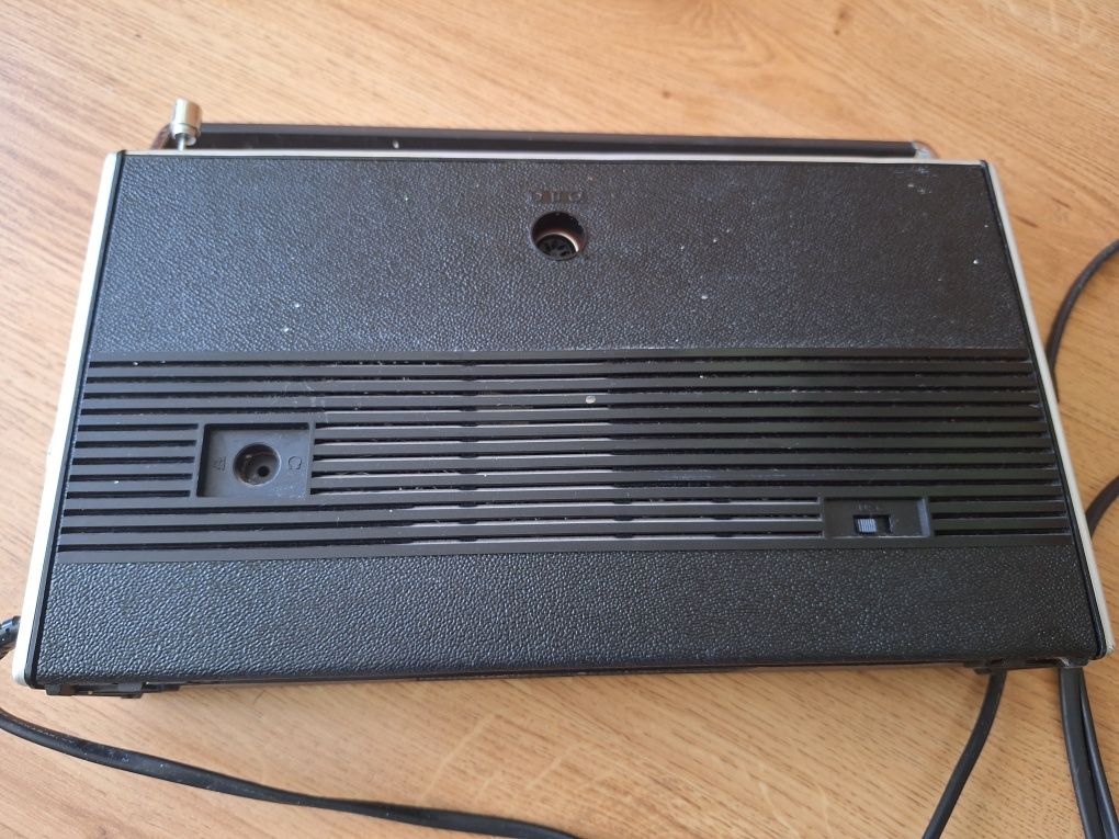 Stary radiomagnetofon Grundig C2600
