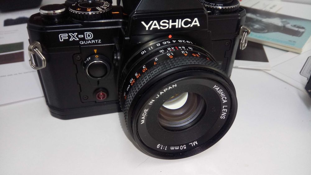 Máquina Fotográfica SLR YASHICA FX-D Quartz f 1:1.9 com Flash e Bolsa