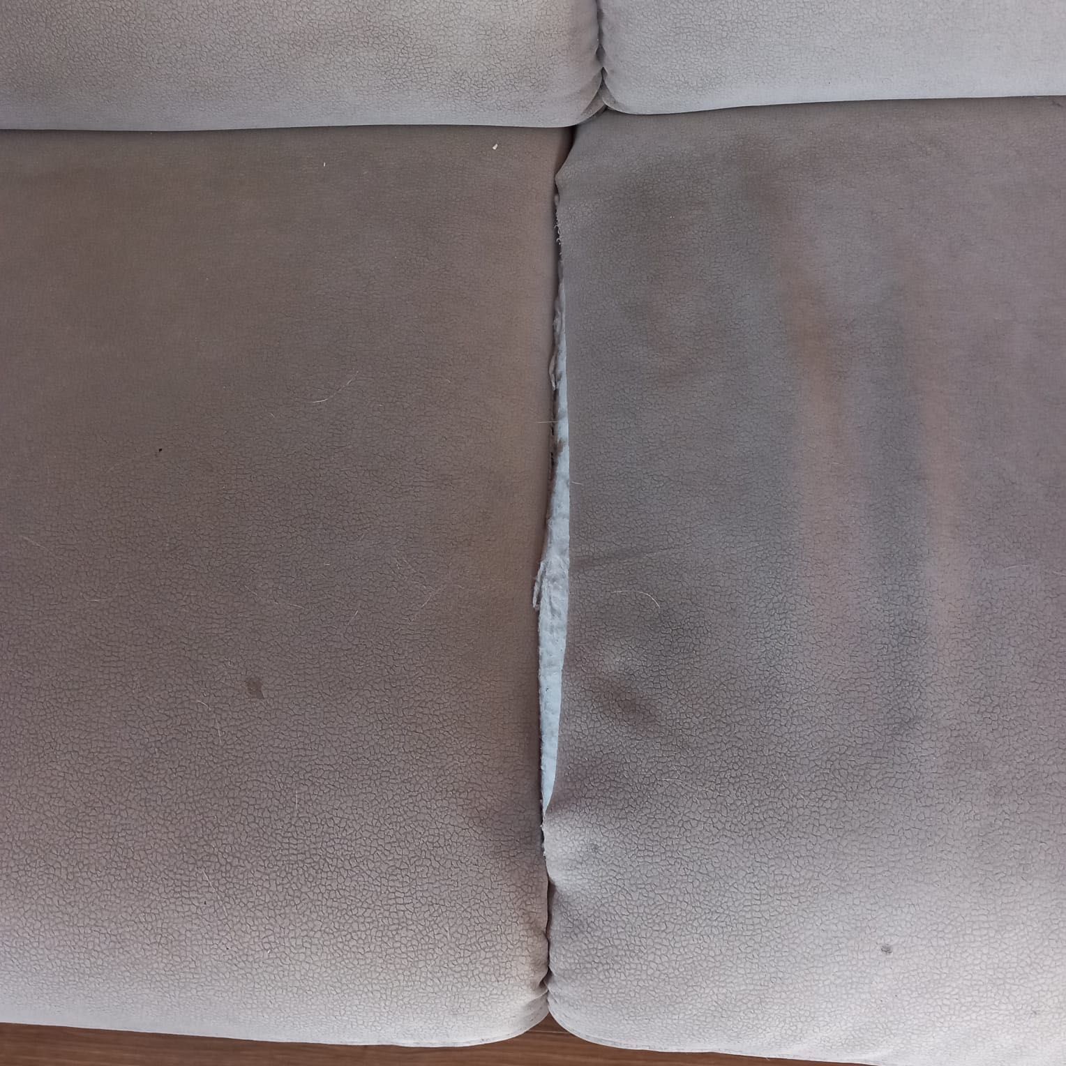 Beżowa sofa z fotelem