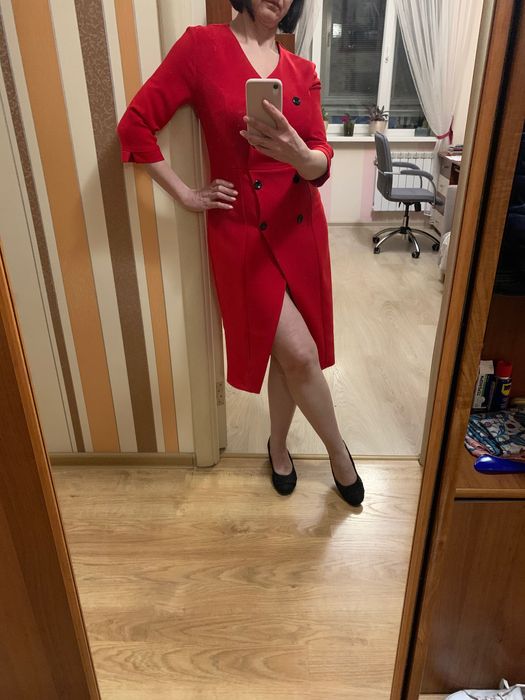 Сукня червона святкова з запахом та чорними ґудзиками, розмір 40