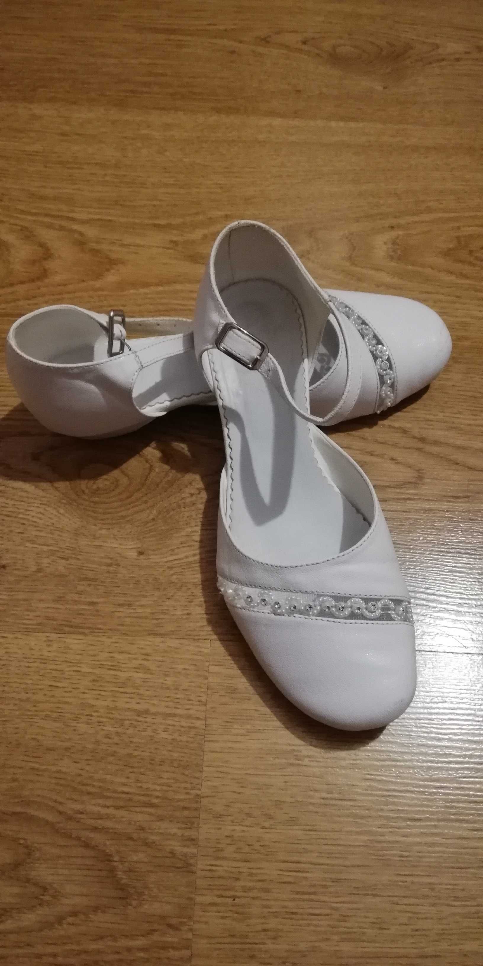 Białe buty komunijne rozmiar 34
