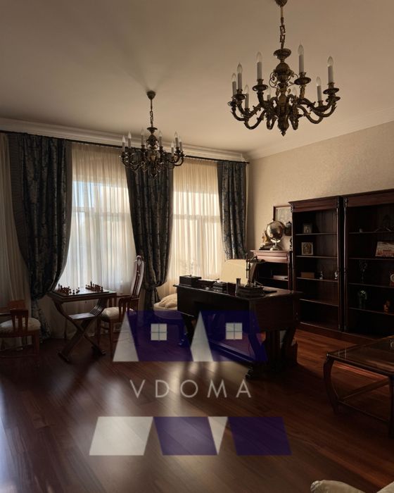 Продаж клубного будинку 800м2, ділянка 50 соток с. Вишеньки