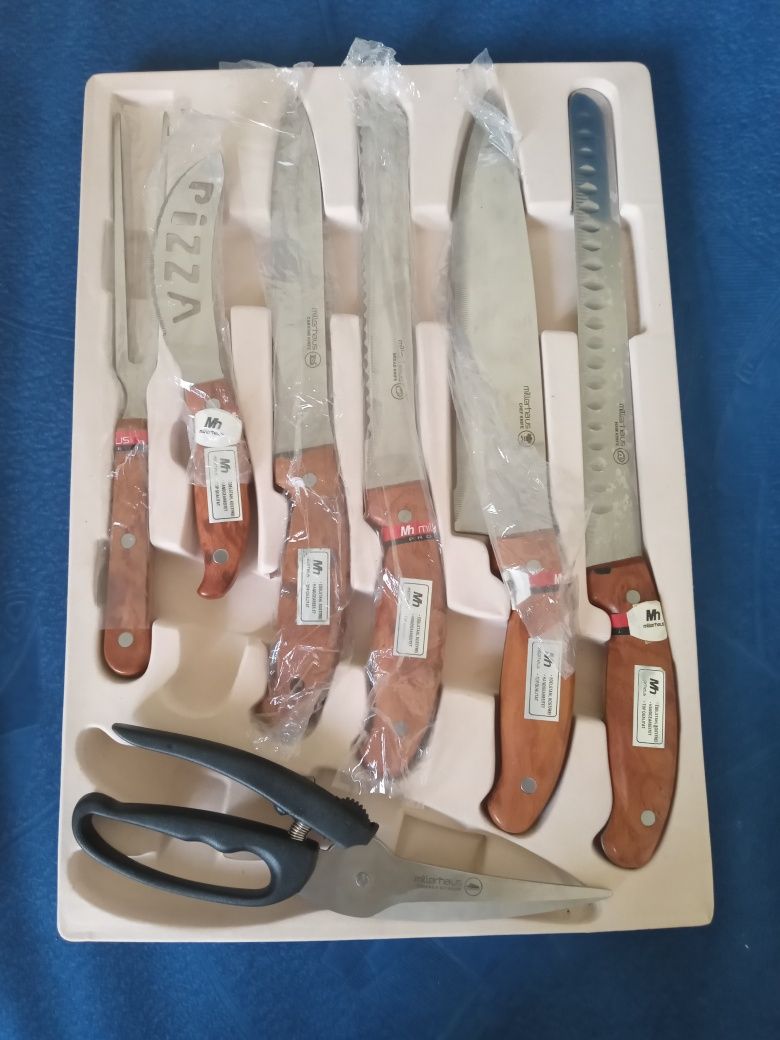 Набір ножів та виделок